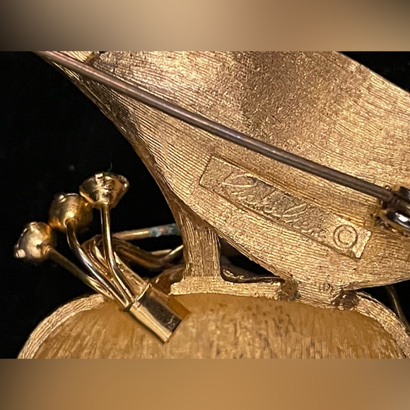 VINTAGE RICHELIEU GOLD TONE BROOCH/PIN APPLE WITH PEARLS & RHINESTONES! - Picture 8 of 9